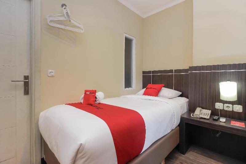 Reddoorz Plus @ Thamrin Jakarta Room photo