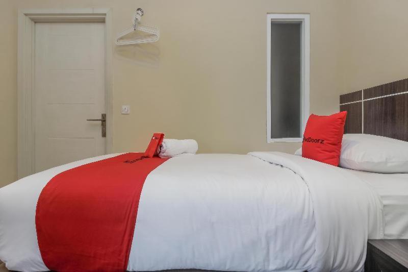 Reddoorz Plus @ Thamrin Jakarta Room photo
